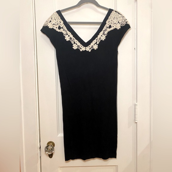 TOPSHOP Black knit sweater dress with deep V neck plus Lace and Pearl trim SZ 4 - Picture 1 of 5